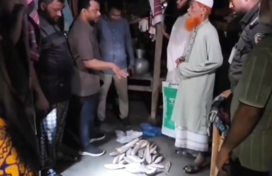 এতিমখানার ইলিশ ভাগাভাগি করে নিলেন মাদ্রাসা শিক্ষক